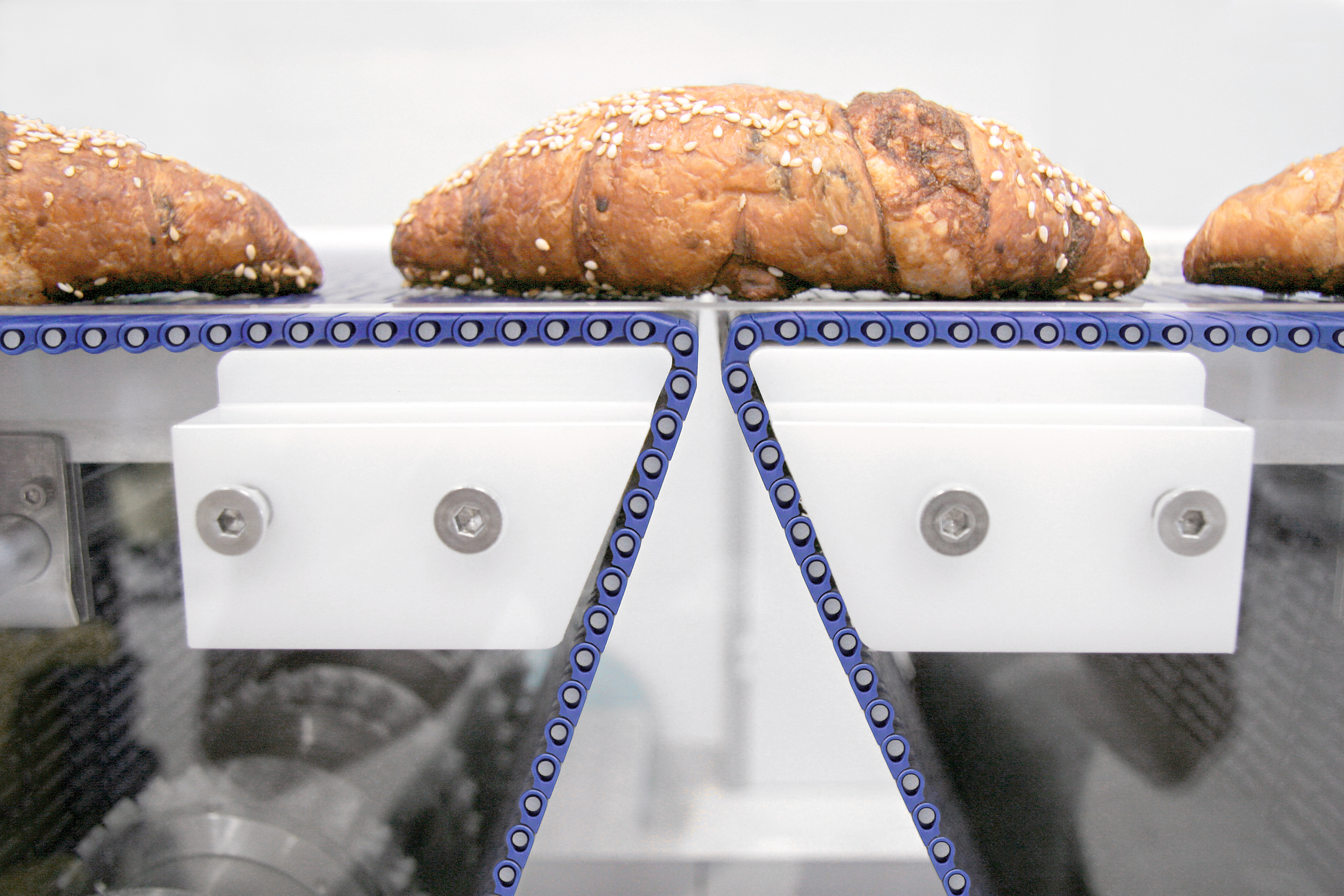 糕包沿传送带移动